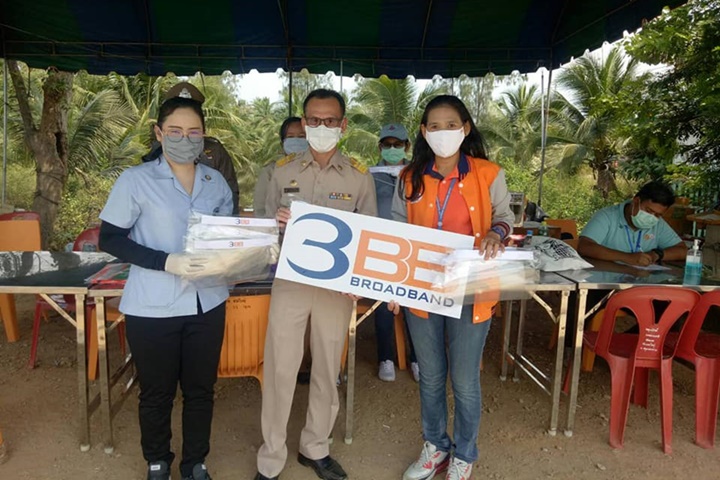 3BB ภาคตะวันตก จังหวัด สมุทรสงคราม มอบ Face Shield ให้กับ เจ้าหน้าที่ จุดตรวจคัดกรองการแพร่ระบาด