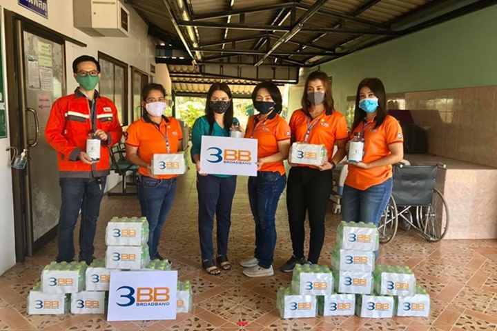 3BB จังหวัดสุราษฎร์ธานี ส่งมอบเจลแอลกอฮอล์ และน้ำดื่ม ให้แก่โรงพยาบาล ภายในอำเภอกาญจนดิษฐ์